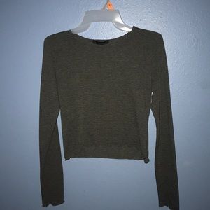 grey long sleeve crop top .